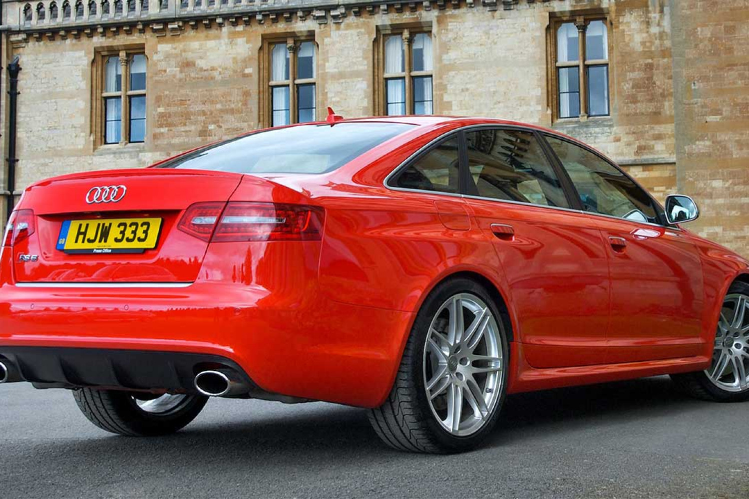 Audi RS6 V10: Nezapomenutelná jízda ve světě automobilových legend