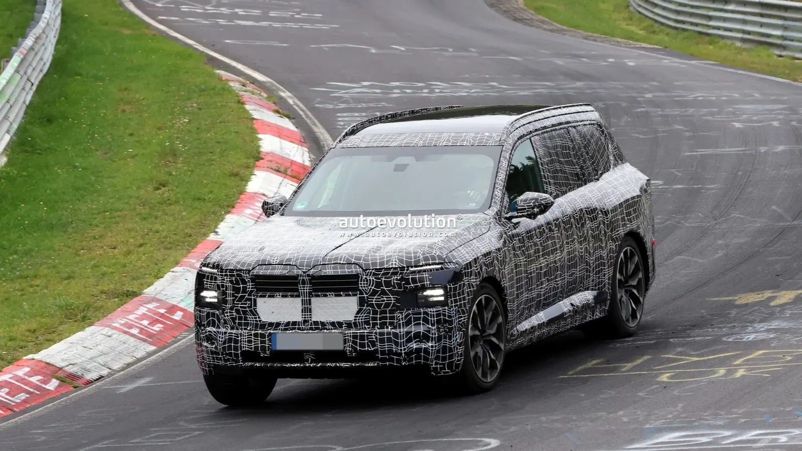 BMW iX7: první snímky sériového designu pro rok 2028