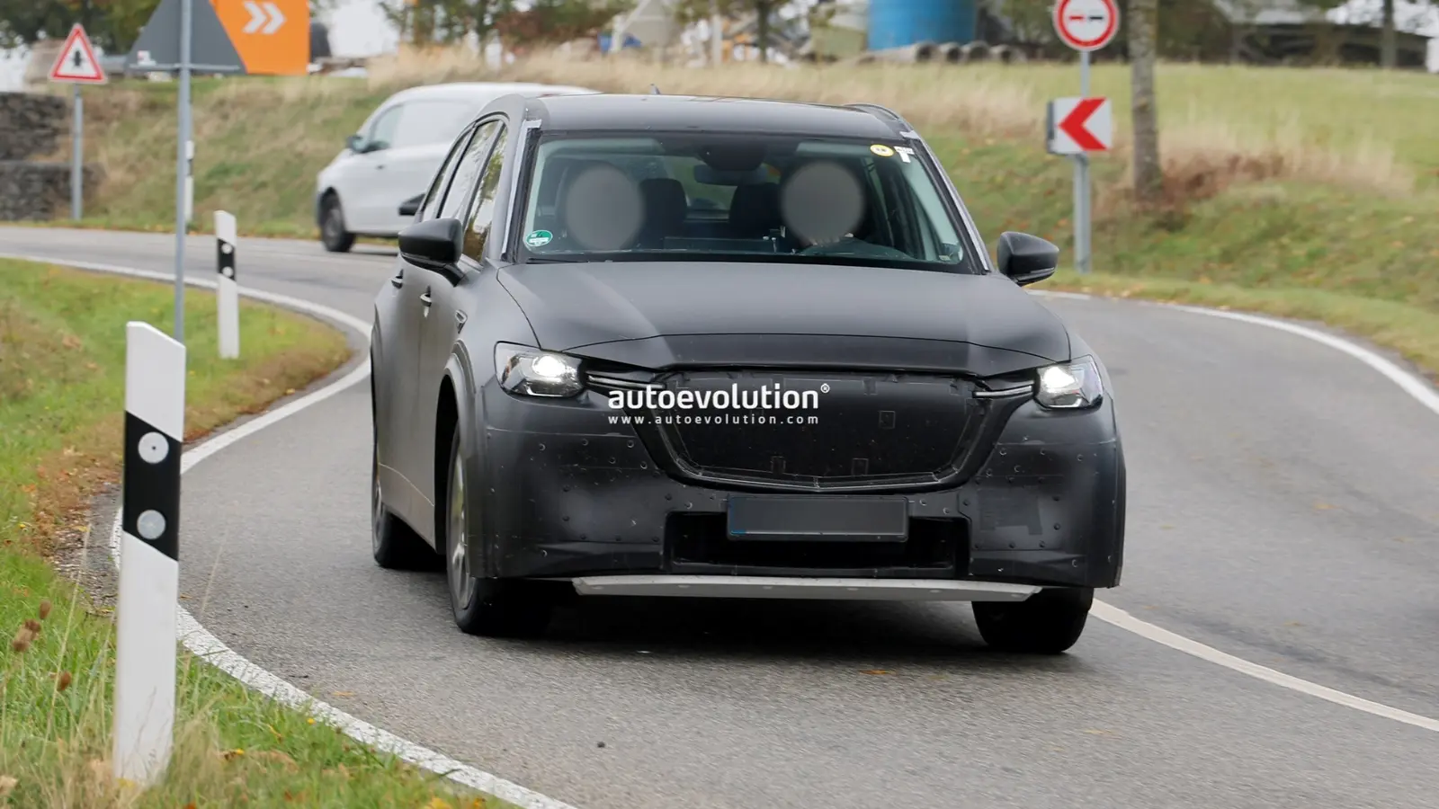 Mazda CX-90 jako elektrický mule u JLR na Nürburgringu
