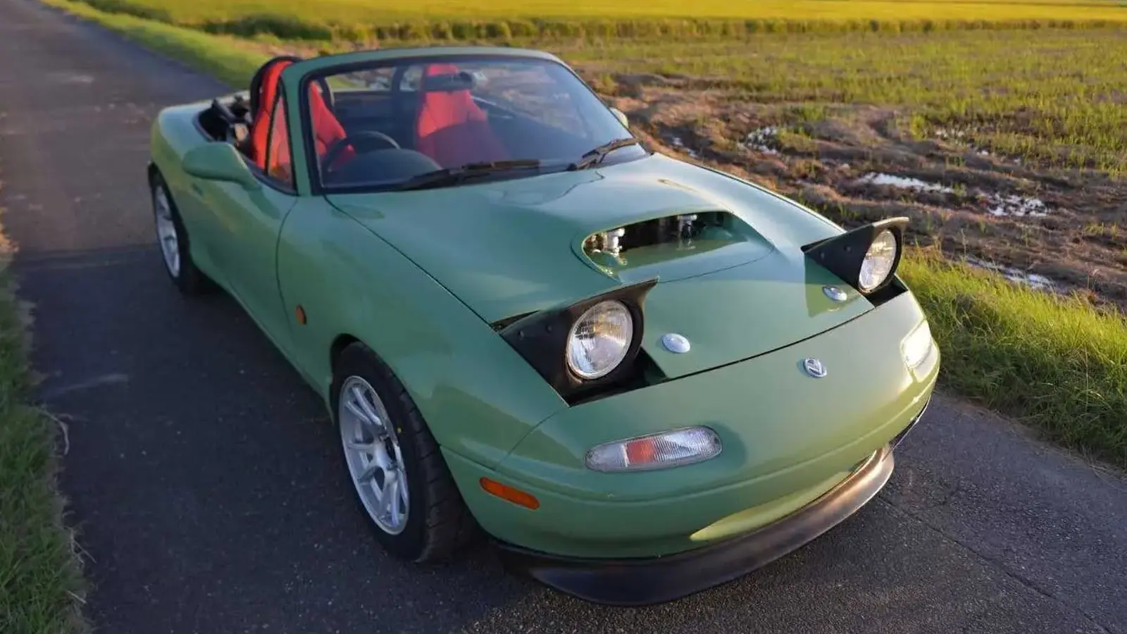 Mazda MX-5 druhé generace s motorem Ferrari V8 přestavba