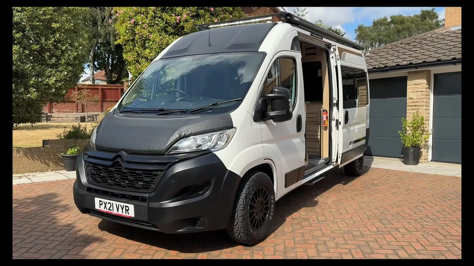 Citroën Relay přestavěný na swamper s dubovým interiérem